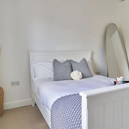 Stunning Luxury 2 Bed Apartment With En-Suite In Wokingham City Centre 외부 사진