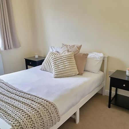 Stunning Luxury 2 Bed Apartment With En-Suite In Wokingham City Centre 외부 사진