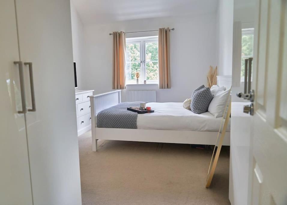 Stunning Luxury 2 Bed Apartment With En-Suite In Wokingham City Centre 외부 사진