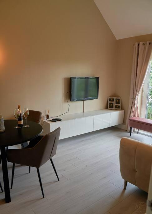 Stunning Luxury 2 Bed Apartment With En-Suite In Wokingham City Centre 외부 사진