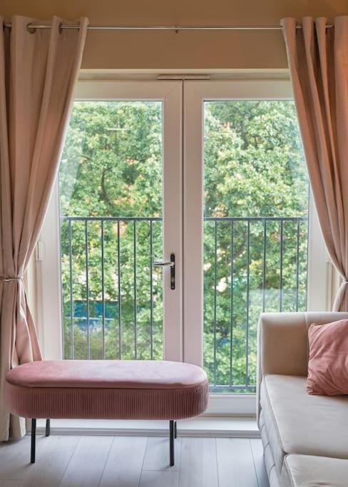 Stunning Luxury 2 Bed Apartment With En-Suite In Wokingham City Centre 외부 사진