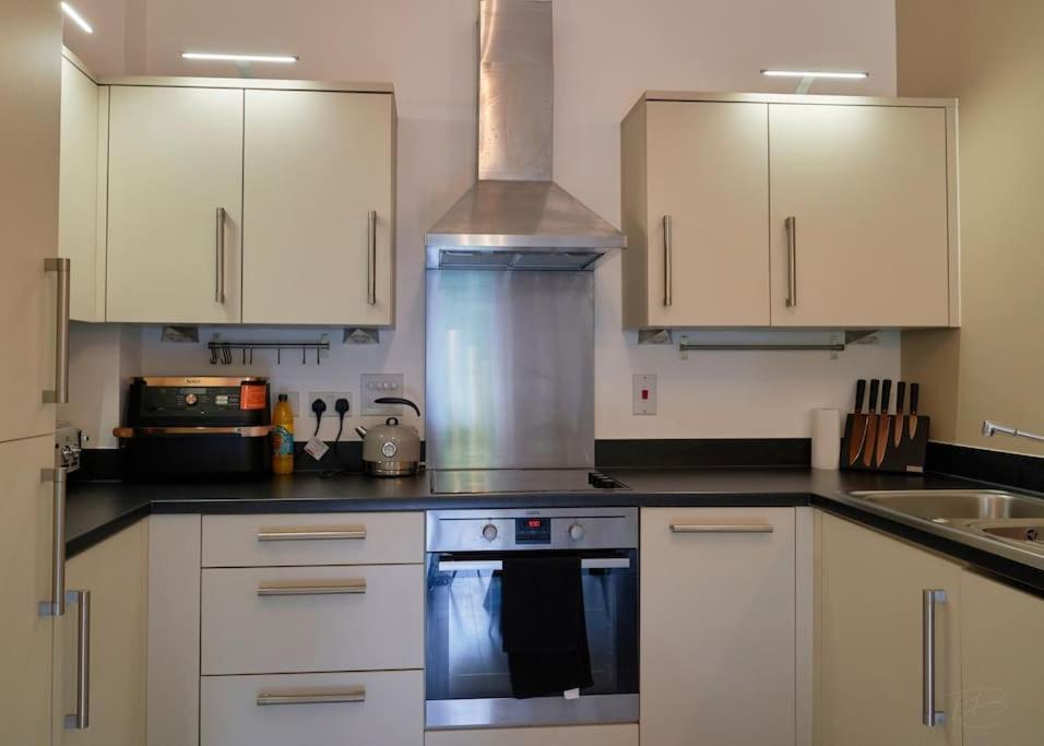 Stunning Luxury 2 Bed Apartment With En-Suite In Wokingham City Centre 외부 사진