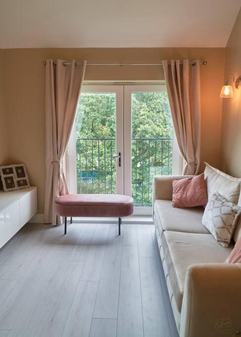 Stunning Luxury 2 Bed Apartment With En-Suite In Wokingham City Centre 외부 사진