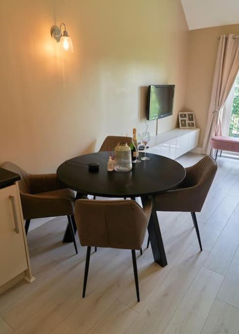 Stunning Luxury 2 Bed Apartment With En-Suite In Wokingham City Centre 외부 사진