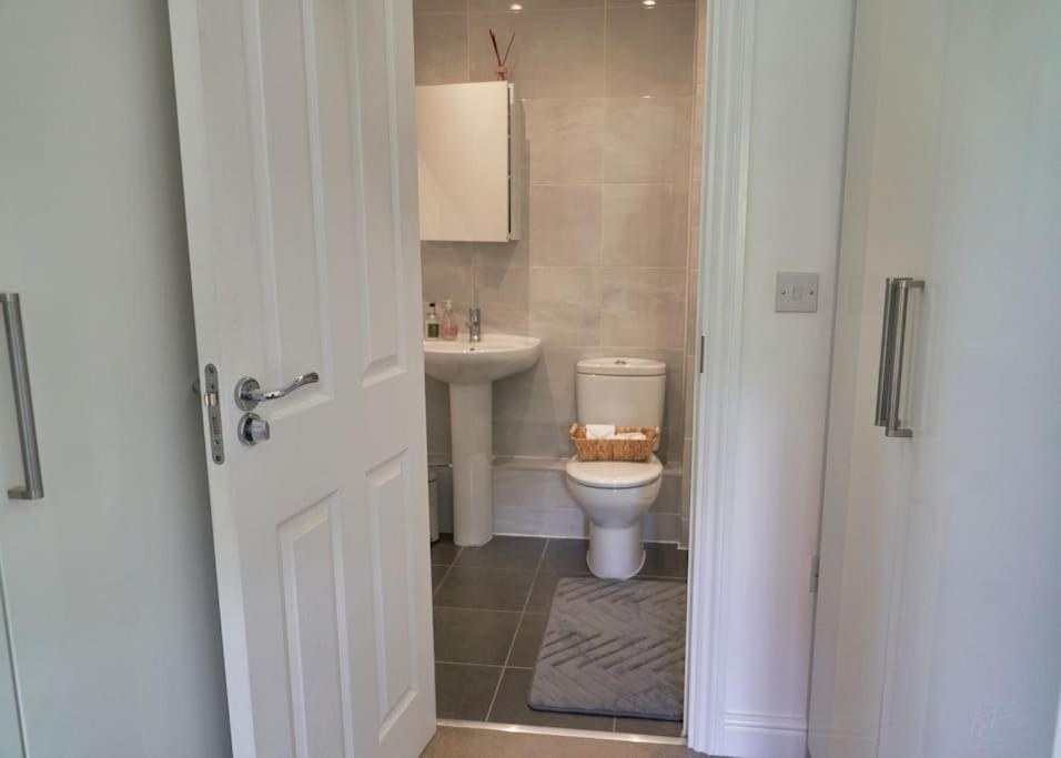 Stunning Luxury 2 Bed Apartment With En-Suite In Wokingham City Centre 외부 사진