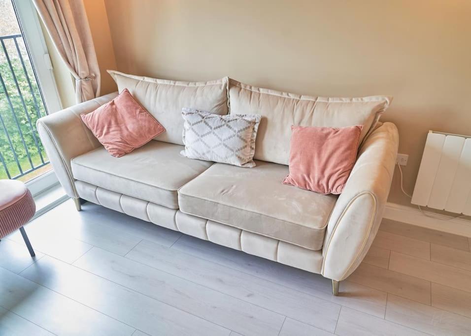 Stunning Luxury 2 Bed Apartment With En-Suite In Wokingham City Centre 외부 사진