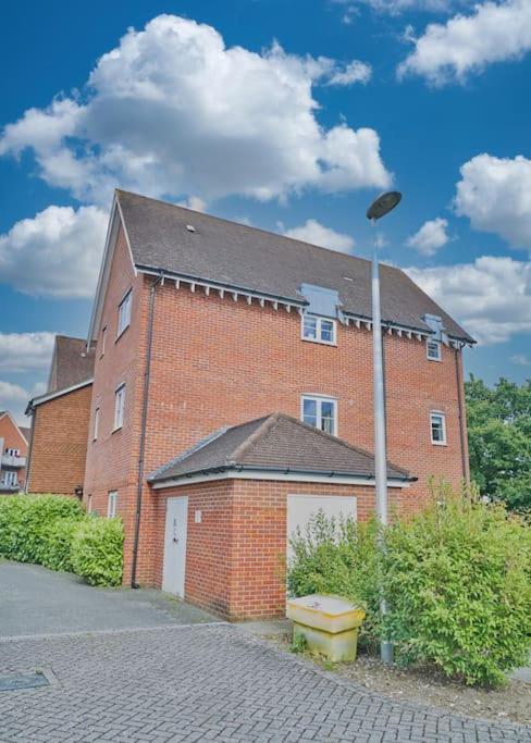 Stunning Luxury 2 Bed Apartment With En-Suite In Wokingham City Centre 외부 사진