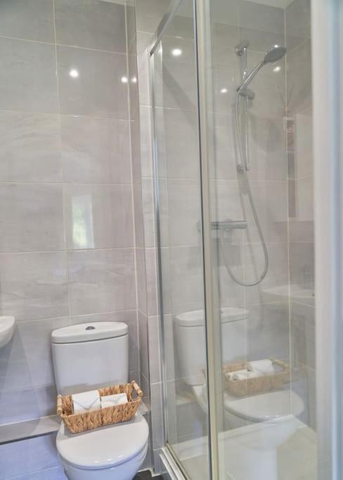 Stunning Luxury 2 Bed Apartment With En-Suite In Wokingham City Centre 외부 사진