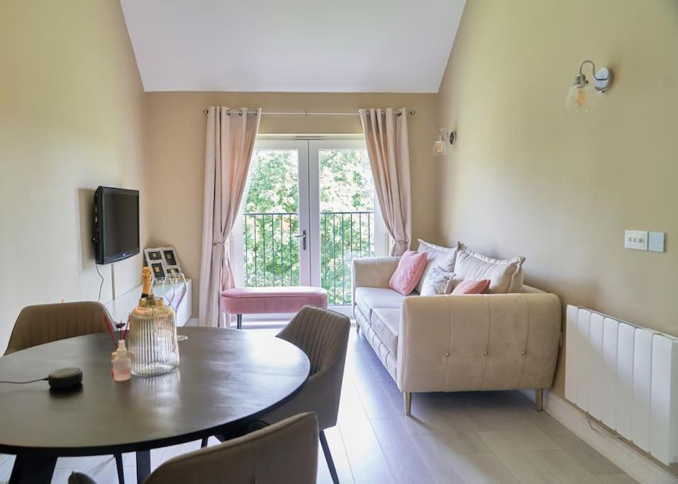 Stunning Luxury 2 Bed Apartment With En-Suite In Wokingham City Centre 외부 사진